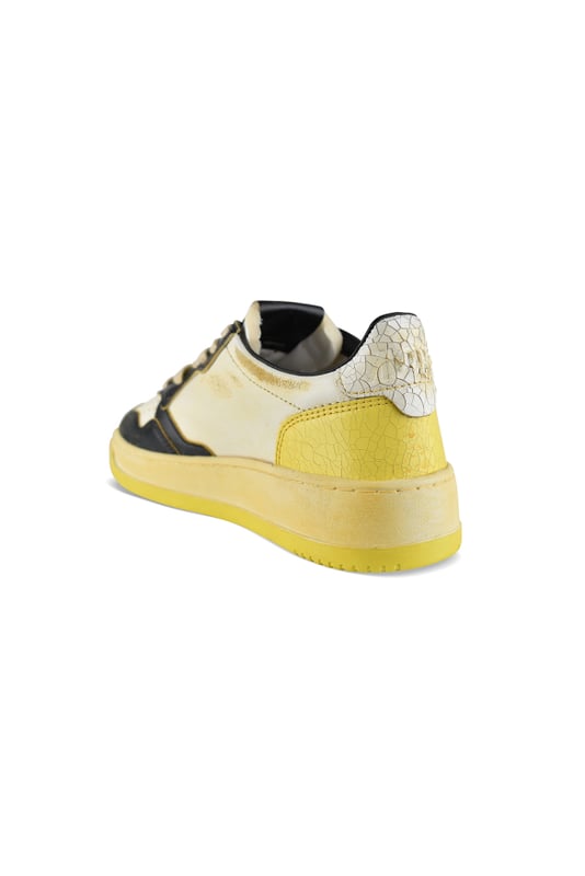 Lage sneakers Autry Supervintage in wit, zwart en geel leer.Logopatch aan de buitenkant. Gele hak van crackle-leer met logo.Tong met logopatch.Rubberen zool met vintagedecor. Vetersluiting. Geperforeerde ronde teen.Versleten en verweerd effect.100% leer.