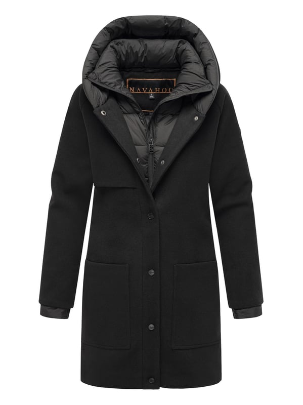 Der Flauschwunder Wintermantel von Navahoo vereint edles Design mit funktionalem Komfort. Kragen und Verschlussleiste sind fast vollständig gesteppt und gefüttert – ein seltenes Detail für extra Wärme und Eleganz. Kapuze und Kragen sind weich gefüttert, der Kragen zudem abnehmbar. Praktische Gehschlitze, seitliche Eingrifftaschen und zusätzliche Innentaschen sorgen für Bewegungsfreiheit und Stauraum. In 7 Farben und Größen S–3XL erhältlich – ein stilvoller Begleiter für kalte Tage.