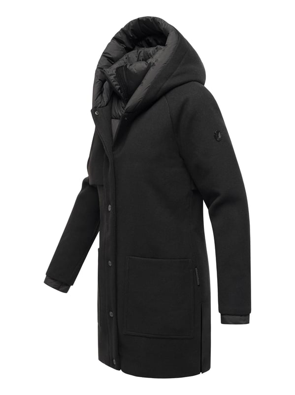 Der Flauschwunder Wintermantel von Navahoo vereint edles Design mit funktionalem Komfort. Kragen und Verschlussleiste sind fast vollständig gesteppt und gefüttert – ein seltenes Detail für extra Wärme und Eleganz. Kapuze und Kragen sind weich gefüttert, der Kragen zudem abnehmbar. Praktische Gehschlitze, seitliche Eingrifftaschen und zusätzliche Innentaschen sorgen für Bewegungsfreiheit und Stauraum. In 7 Farben und Größen S–3XL erhältlich – ein stilvoller Begleiter für kalte Tage.