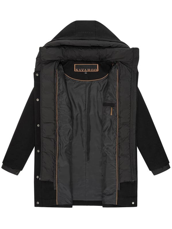 Der Flauschwunder Wintermantel von Navahoo vereint edles Design mit funktionalem Komfort. Kragen und Verschlussleiste sind fast vollständig gesteppt und gefüttert – ein seltenes Detail für extra Wärme und Eleganz. Kapuze und Kragen sind weich gefüttert, der Kragen zudem abnehmbar. Praktische Gehschlitze, seitliche Eingrifftaschen und zusätzliche Innentaschen sorgen für Bewegungsfreiheit und Stauraum. In 7 Farben und Größen S–3XL erhältlich – ein stilvoller Begleiter für kalte Tage.