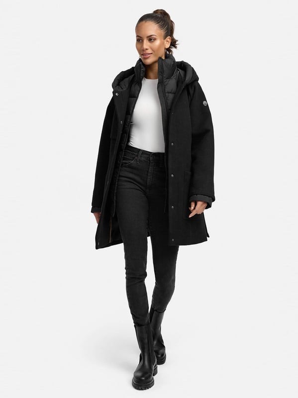 Der Flauschwunder Wintermantel von Navahoo vereint edles Design mit funktionalem Komfort. Kragen und Verschlussleiste sind fast vollständig gesteppt und gefüttert – ein seltenes Detail für extra Wärme und Eleganz. Kapuze und Kragen sind weich gefüttert, der Kragen zudem abnehmbar. Praktische Gehschlitze, seitliche Eingrifftaschen und zusätzliche Innentaschen sorgen für Bewegungsfreiheit und Stauraum. In 7 Farben und Größen S–3XL erhältlich – ein stilvoller Begleiter für kalte Tage.