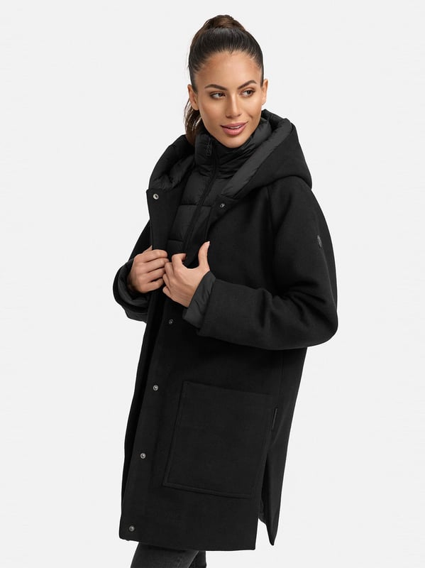 Der Flauschwunder Wintermantel von Navahoo vereint edles Design mit funktionalem Komfort. Kragen und Verschlussleiste sind fast vollständig gesteppt und gefüttert – ein seltenes Detail für extra Wärme und Eleganz. Kapuze und Kragen sind weich gefüttert, der Kragen zudem abnehmbar. Praktische Gehschlitze, seitliche Eingrifftaschen und zusätzliche Innentaschen sorgen für Bewegungsfreiheit und Stauraum. In 7 Farben und Größen S–3XL erhältlich – ein stilvoller Begleiter für kalte Tage.