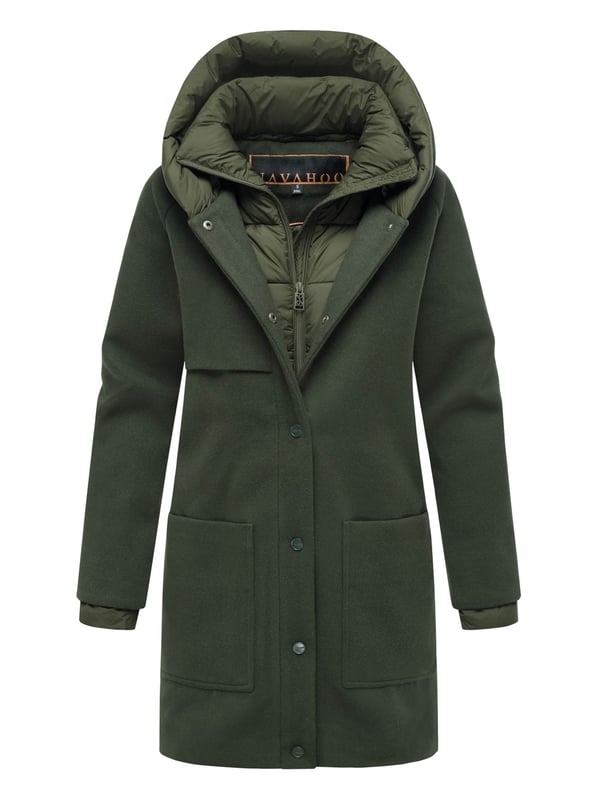 Der Flauschwunder Wintermantel von Navahoo vereint edles Design mit funktionalem Komfort. Kragen und Verschlussleiste sind fast vollständig gesteppt und gefüttert – ein seltenes Detail für extra Wärme und Eleganz. Kapuze und Kragen sind weich gefüttert, der Kragen zudem abnehmbar. Praktische Gehschlitze, seitliche Eingrifftaschen und zusätzliche Innentaschen sorgen für Bewegungsfreiheit und Stauraum. In 7 Farben und Größen S–3XL erhältlich – ein stilvoller Begleiter für kalte Tage.