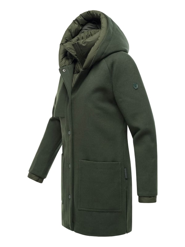 Der Flauschwunder Wintermantel von Navahoo vereint edles Design mit funktionalem Komfort. Kragen und Verschlussleiste sind fast vollständig gesteppt und gefüttert – ein seltenes Detail für extra Wärme und Eleganz. Kapuze und Kragen sind weich gefüttert, der Kragen zudem abnehmbar. Praktische Gehschlitze, seitliche Eingrifftaschen und zusätzliche Innentaschen sorgen für Bewegungsfreiheit und Stauraum. In 7 Farben und Größen S–3XL erhältlich – ein stilvoller Begleiter für kalte Tage.