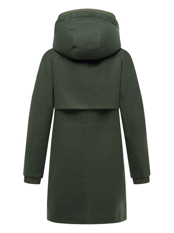 Der Flauschwunder Wintermantel von Navahoo vereint edles Design mit funktionalem Komfort. Kragen und Verschlussleiste sind fast vollständig gesteppt und gefüttert – ein seltenes Detail für extra Wärme und Eleganz. Kapuze und Kragen sind weich gefüttert, der Kragen zudem abnehmbar. Praktische Gehschlitze, seitliche Eingrifftaschen und zusätzliche Innentaschen sorgen für Bewegungsfreiheit und Stauraum. In 7 Farben und Größen S–3XL erhältlich – ein stilvoller Begleiter für kalte Tage.