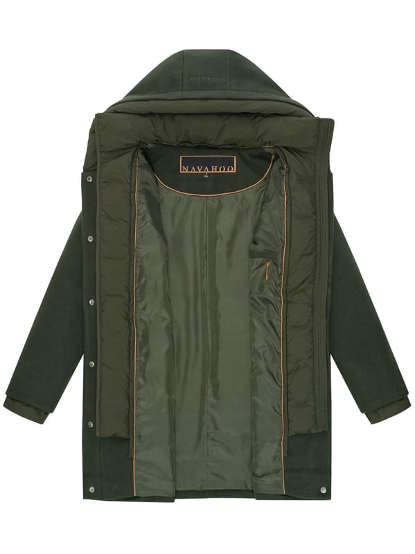 Der Flauschwunder Wintermantel von Navahoo vereint edles Design mit funktionalem Komfort. Kragen und Verschlussleiste sind fast vollständig gesteppt und gefüttert – ein seltenes Detail für extra Wärme und Eleganz. Kapuze und Kragen sind weich gefüttert, der Kragen zudem abnehmbar. Praktische Gehschlitze, seitliche Eingrifftaschen und zusätzliche Innentaschen sorgen für Bewegungsfreiheit und Stauraum. In 7 Farben und Größen S–3XL erhältlich – ein stilvoller Begleiter für kalte Tage.