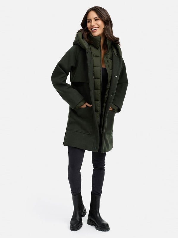 Der Flauschwunder Wintermantel von Navahoo vereint edles Design mit funktionalem Komfort. Kragen und Verschlussleiste sind fast vollständig gesteppt und gefüttert – ein seltenes Detail für extra Wärme und Eleganz. Kapuze und Kragen sind weich gefüttert, der Kragen zudem abnehmbar. Praktische Gehschlitze, seitliche Eingrifftaschen und zusätzliche Innentaschen sorgen für Bewegungsfreiheit und Stauraum. In 7 Farben und Größen S–3XL erhältlich – ein stilvoller Begleiter für kalte Tage.