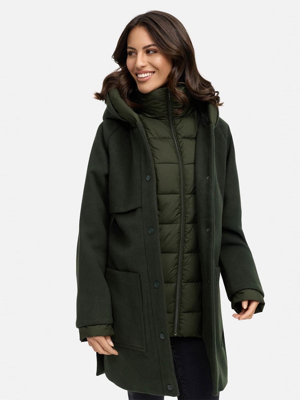 Der Flauschwunder Wintermantel von Navahoo vereint edles Design mit funktionalem Komfort. Kragen und Verschlussleiste sind fast vollständig gesteppt und gefüttert – ein seltenes Detail für extra Wärme und Eleganz. Kapuze und Kragen sind weich gefüttert, der Kragen zudem abnehmbar. Praktische Gehschlitze, seitliche Eingrifftaschen und zusätzliche Innentaschen sorgen für Bewegungsfreiheit und Stauraum. In 7 Farben und Größen S–3XL erhältlich – ein stilvoller Begleiter für kalte Tage.
