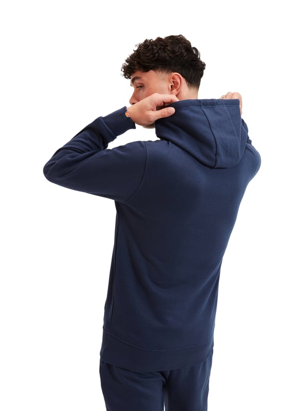 Dieser Herren-Hoodie verbindet Komfort mit sportlichem Design. Die normale Passform bietet Bewegungsfreiheit und eine moderne Silhouette. Die Kapuze mit Tunnelzug lässt sich individuell anpassen. Gerippte Bündchen an Ärmeln und Saum sorgen für perfekten Halt. Praktisch und lässig zugleich: die klassische Kängurutasche. Auf der Brust setzt ein markanter Logo-Print ein modisches Highlight. Am Ärmelbündchen rundet ein kleiner Label-Tag das Design stilvoll ab. Das weiche Material schenkt hohen Tragekomfort. Vielseitig kombinierbar ist er ein idealer Begleiter im Alltag. Ein Must-have für entspannte Looks.