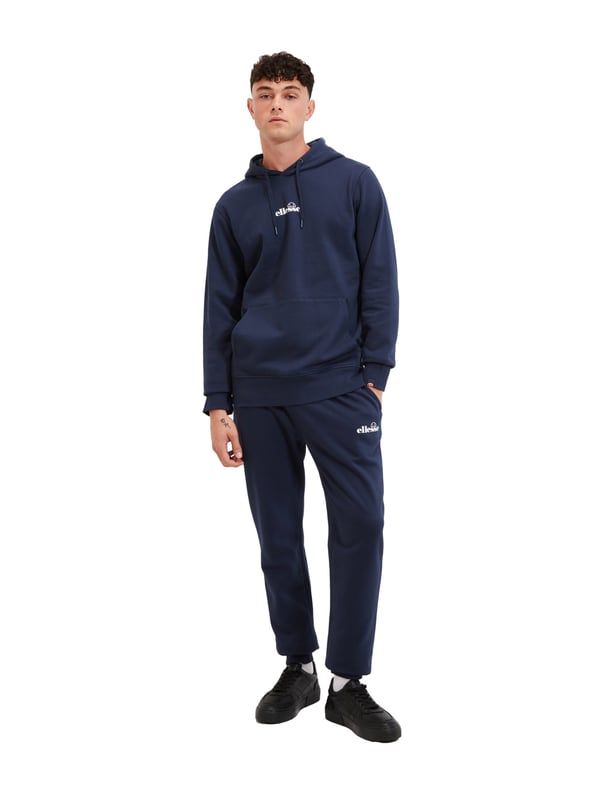 Dieser Herren-Hoodie verbindet Komfort mit sportlichem Design. Die normale Passform bietet Bewegungsfreiheit und eine moderne Silhouette. Die Kapuze mit Tunnelzug lässt sich individuell anpassen. Gerippte Bündchen an Ärmeln und Saum sorgen für perfekten Halt. Praktisch und lässig zugleich: die klassische Kängurutasche. Auf der Brust setzt ein markanter Logo-Print ein modisches Highlight. Am Ärmelbündchen rundet ein kleiner Label-Tag das Design stilvoll ab. Das weiche Material schenkt hohen Tragekomfort. Vielseitig kombinierbar ist er ein idealer Begleiter im Alltag. Ein Must-have für entspannte Looks.