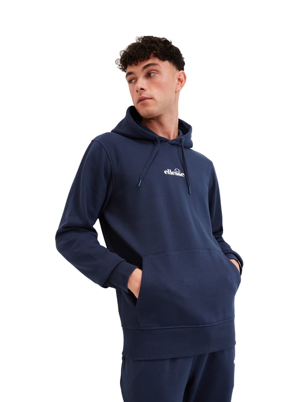 Dieser Herren-Hoodie verbindet Komfort mit sportlichem Design. Die normale Passform bietet Bewegungsfreiheit und eine moderne Silhouette. Die Kapuze mit Tunnelzug lässt sich individuell anpassen. Gerippte Bündchen an Ärmeln und Saum sorgen für perfekten Halt. Praktisch und lässig zugleich: die klassische Kängurutasche. Auf der Brust setzt ein markanter Logo-Print ein modisches Highlight. Am Ärmelbündchen rundet ein kleiner Label-Tag das Design stilvoll ab. Das weiche Material schenkt hohen Tragekomfort. Vielseitig kombinierbar ist er ein idealer Begleiter im Alltag. Ein Must-have für entspannte Looks.