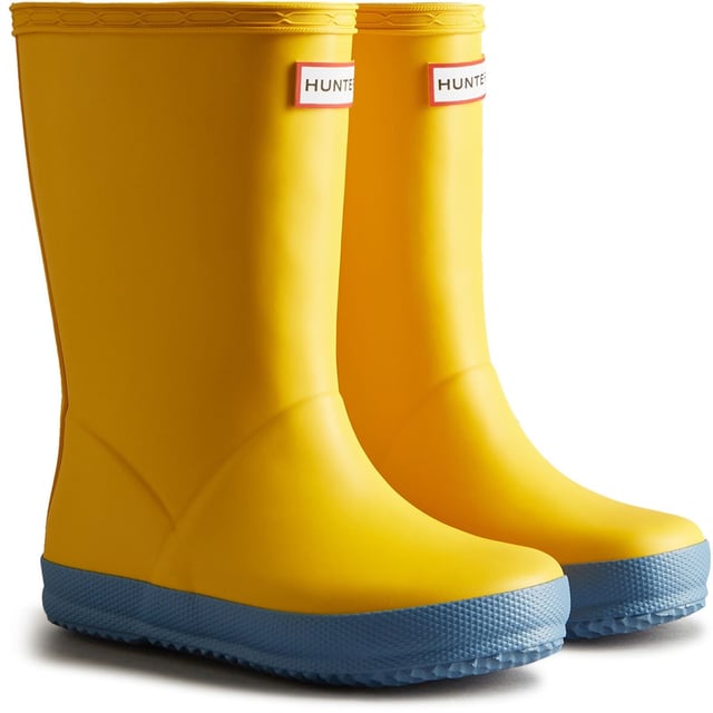 The Kids First Classic Rain Boot is perfect for puddle splashing. Handcrafted from natural rubber, a flat sole and rounded toe gives little feet room to move and the updated 100% recycled polyester lining ensures comfort for every adventure.