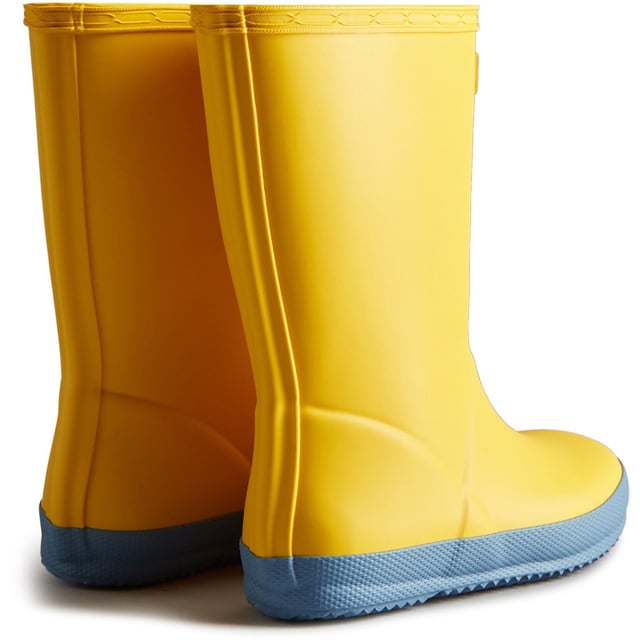 The Kids First Classic Rain Boot is perfect for puddle splashing. Handcrafted from natural rubber, a flat sole and rounded toe gives little feet room to move and the updated 100% recycled polyester lining ensures comfort for every adventure.