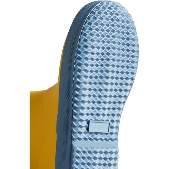 The Kids First Classic Rain Boot is perfect for puddle splashing. Handcrafted from natural rubber, a flat sole and rounded toe gives little feet room to move and the updated 100% recycled polyester lining ensures comfort for every adventure.