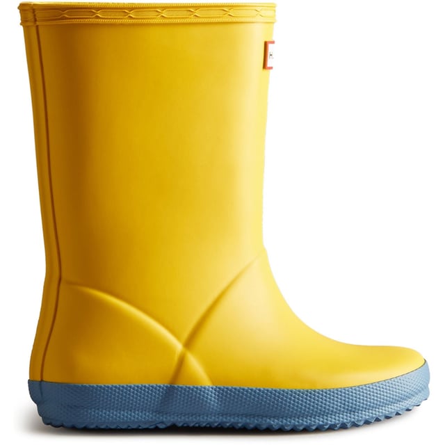 The Kids First Classic Rain Boot is perfect for puddle splashing. Handcrafted from natural rubber, a flat sole and rounded toe gives little feet room to move and the updated 100% recycled polyester lining ensures comfort for every adventure.