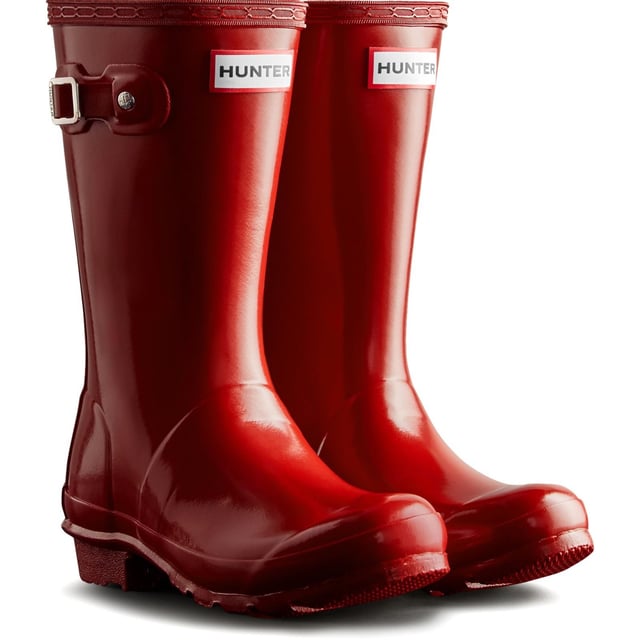A mini version of the iconic Original Tall Boot, the Original Kids Wellington is a dream for junior explorers. This classic Hunter black waterproof boot is handcrafted from natural rubber.