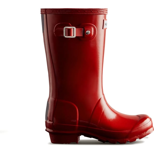A mini version of the iconic Original Tall Boot, the Original Kids Wellington is a dream for junior explorers. This classic Hunter black waterproof boot is handcrafted from natural rubber.