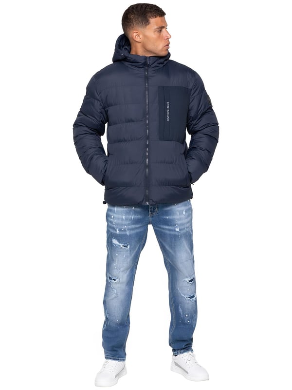 Bleiben Sie warm und stilvoll mit der Enzo Milano Herren Pufferjacke, die aus wasserabweisendem Material gefertigt ist, um Sie vor leichtem Regen und Wind zu schützen. Sie ist mit einer Brusttasche, zwei mit Reißverschluss versehenen Seitentaschen und einer einzelnen Innentasche mit Reißverschluss ausgestattet. Die charakteristische Enzo Milano Markenwerbung, einschließlich eines Metallabzeichens am Arm und einem Brustdruck, verleiht einen hochwertigen Touch. Die verstellbare Kordelzugkapuze und der Saum ermöglichen eine individuelle Passform, was diese Pufferjacke zu einer vielseitigen Wahl für den Alltag macht.