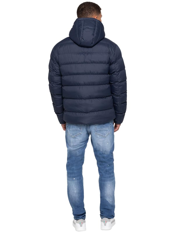 Bleiben Sie warm und stilvoll mit der Enzo Milano Herren Pufferjacke, die aus wasserabweisendem Material gefertigt ist, um Sie vor leichtem Regen und Wind zu schützen. Sie ist mit einer Brusttasche, zwei mit Reißverschluss versehenen Seitentaschen und einer einzelnen Innentasche mit Reißverschluss ausgestattet. Die charakteristische Enzo Milano Markenwerbung, einschließlich eines Metallabzeichens am Arm und einem Brustdruck, verleiht einen hochwertigen Touch. Die verstellbare Kordelzugkapuze und der Saum ermöglichen eine individuelle Passform, was diese Pufferjacke zu einer vielseitigen Wahl für den Alltag macht.