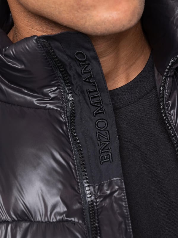Heben Sie Ihre outerwear mit dem Enzo Milano Herren Puffer-Gilet hervor, das sowohl für Stil als auch für Praktikabilität entworfen wurde. Mit einem gestickten Enzo Milano-Logo am Reißverschluss-Schutz und einem eleganten Metallabzeichen auf der Brust bietet dieses Gilet einen Hauch von Luxus. Es wurde mit Blick auf Funktionalität gebaut und verfügt über zwei sichere seitliche Reißverschlusstaschen sowie eine einzelne Innentasche mit Reißverschluss, um Ihre Essentials sicher aufzubewahren. Der Kordelzug-Saum mit verstellbarem Stopper sorgt für eine individuelle Passform, während die glänzende Oberfläche ihm ein modernes, auffälliges Aussehen verleiht.