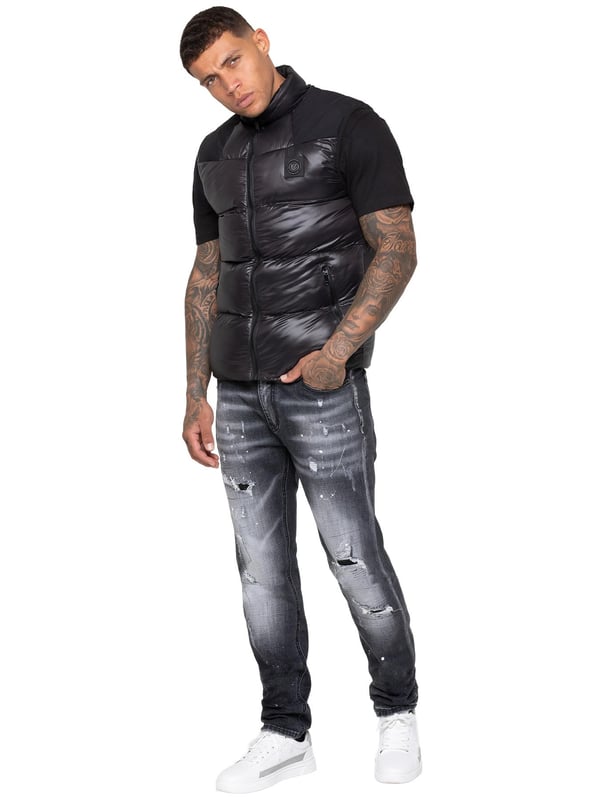 Heben Sie Ihre outerwear mit dem Enzo Milano Herren Puffer-Gilet hervor, das sowohl für Stil als auch für Praktikabilität entworfen wurde. Mit einem gestickten Enzo Milano-Logo am Reißverschluss-Schutz und einem eleganten Metallabzeichen auf der Brust bietet dieses Gilet einen Hauch von Luxus. Es wurde mit Blick auf Funktionalität gebaut und verfügt über zwei sichere seitliche Reißverschlusstaschen sowie eine einzelne Innentasche mit Reißverschluss, um Ihre Essentials sicher aufzubewahren. Der Kordelzug-Saum mit verstellbarem Stopper sorgt für eine individuelle Passform, während die glänzende Oberfläche ihm ein modernes, auffälliges Aussehen verleiht.