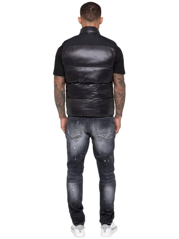 Heben Sie Ihre outerwear mit dem Enzo Milano Herren Puffer-Gilet hervor, das sowohl für Stil als auch für Praktikabilität entworfen wurde. Mit einem gestickten Enzo Milano-Logo am Reißverschluss-Schutz und einem eleganten Metallabzeichen auf der Brust bietet dieses Gilet einen Hauch von Luxus. Es wurde mit Blick auf Funktionalität gebaut und verfügt über zwei sichere seitliche Reißverschlusstaschen sowie eine einzelne Innentasche mit Reißverschluss, um Ihre Essentials sicher aufzubewahren. Der Kordelzug-Saum mit verstellbarem Stopper sorgt für eine individuelle Passform, während die glänzende Oberfläche ihm ein modernes, auffälliges Aussehen verleiht.