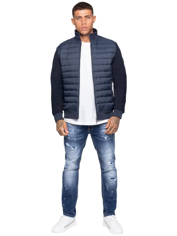 Verhoog je buitenkleding met de Enzo Milano Mannen Hybride Jas. Voorzien van een geribbelde kraag en een gewatteerd, waterafstotend polyamide voorpaneel. Het katoenen jersey rugpaneel en de mouwen zorgen voor flexibiliteit en ademend vermogen, terwijl geribbelde manchetten en een omgeslagen zoom een veilige pasvorm creëren. Praktische details zijn onder andere twee zijzakken met rits en opbergmogelijkheden aan de binnenkant. Afgewerkt met de kenmerkende Enzo Milano metalen badge op de linkerarm. (MJK47)