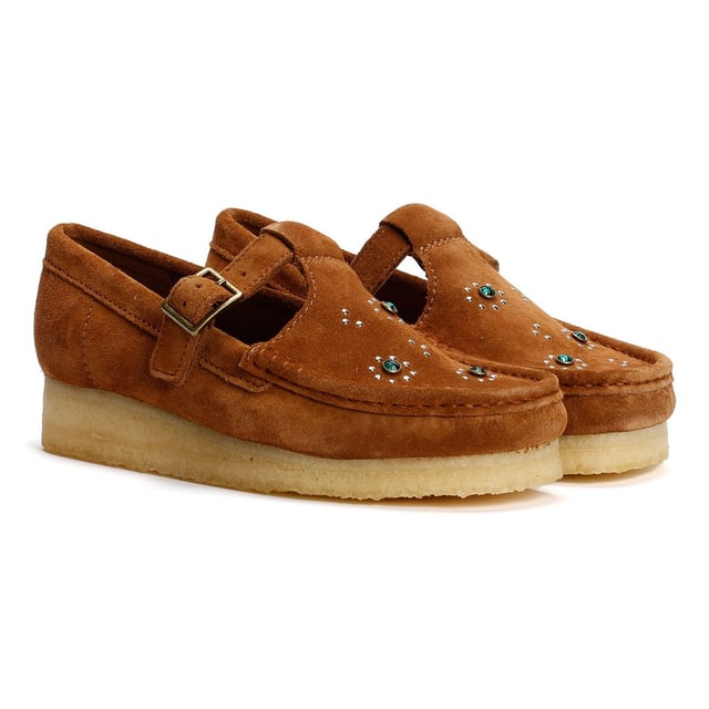 Clarks Originals Wallabee T Bar Suede Damenschuhe In Braun Slipper im Mokassin-Stil mit hochwertigem, weichem Wildleder-Obermaterial, verziertem Vorderblatt und einer handgenähten Naht am Vorderfuß. Abgerundet mit einer klassischen Metallschnalle und auf einer glatten, natürlichen Kreppsohle für den ganztägigen Komfort.