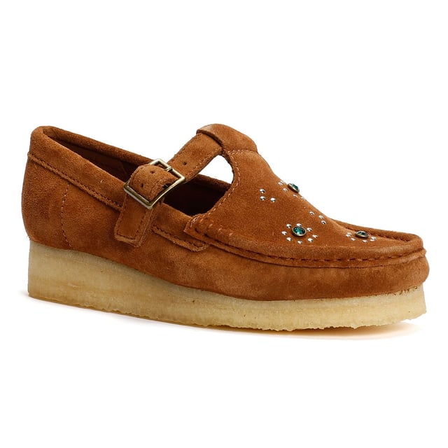 Clarks Originals Wallabee T Bar Suede Damenschuhe In Braun Slipper im Mokassin-Stil mit hochwertigem, weichem Wildleder-Obermaterial, verziertem Vorderblatt und einer handgenähten Naht am Vorderfuß. Abgerundet mit einer klassischen Metallschnalle und auf einer glatten, natürlichen Kreppsohle für den ganztägigen Komfort.