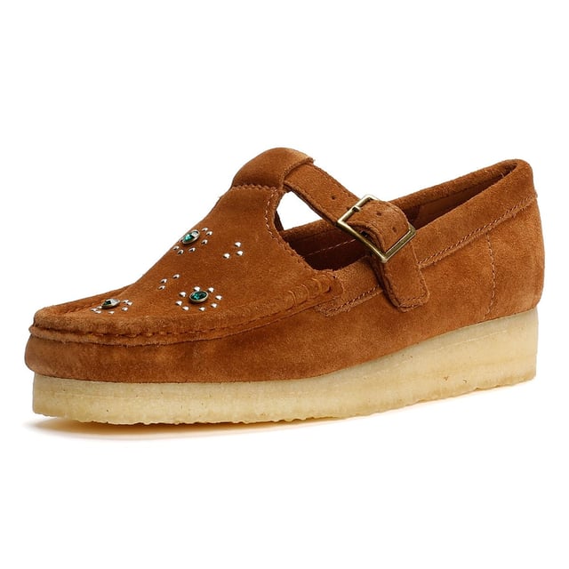 Clarks Originals Wallabee T Bar Suede Damenschuhe In Braun Slipper im Mokassin-Stil mit hochwertigem, weichem Wildleder-Obermaterial, verziertem Vorderblatt und einer handgenähten Naht am Vorderfuß. Abgerundet mit einer klassischen Metallschnalle und auf einer glatten, natürlichen Kreppsohle für den ganztägigen Komfort.