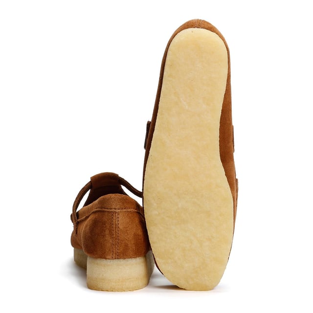 Clarks Originals Wallabee T Bar Suede Damenschuhe In Braun Slipper im Mokassin-Stil mit hochwertigem, weichem Wildleder-Obermaterial, verziertem Vorderblatt und einer handgenähten Naht am Vorderfuß. Abgerundet mit einer klassischen Metallschnalle und auf einer glatten, natürlichen Kreppsohle für den ganztägigen Komfort.