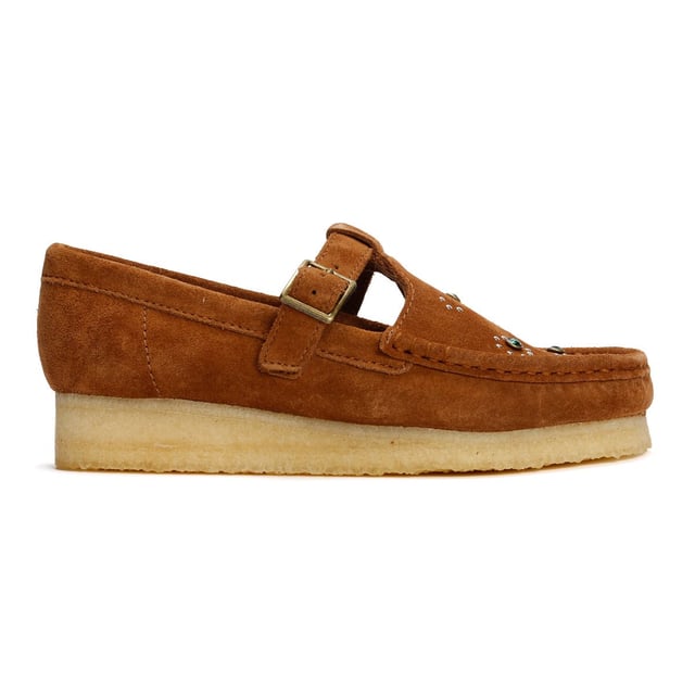 Clarks Originals Wallabee T Bar Suede Damenschuhe In Braun Slipper im Mokassin-Stil mit hochwertigem, weichem Wildleder-Obermaterial, verziertem Vorderblatt und einer handgenähten Naht am Vorderfuß. Abgerundet mit einer klassischen Metallschnalle und auf einer glatten, natürlichen Kreppsohle für den ganztägigen Komfort.