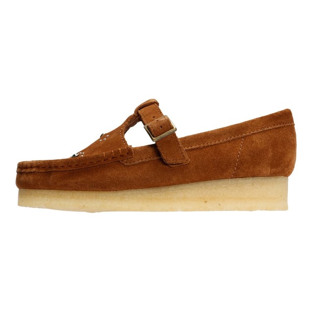 Clarks Originals Wallabee T Bar Suede Damenschuhe In Braun Slipper im Mokassin-Stil mit hochwertigem, weichem Wildleder-Obermaterial, verziertem Vorderblatt und einer handgenähten Naht am Vorderfuß. Abgerundet mit einer klassischen Metallschnalle und auf einer glatten, natürlichen Kreppsohle für den ganztägigen Komfort.