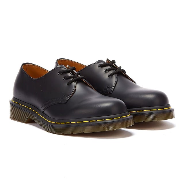 Diese Schuhe, in der beliebten klassischen Form von Dr. Martens, sind aus hochwertigem schwarzem Leder gefertigt und mit einem glänzenden Finish versehen, um einen eleganteren Look zu erzielen. Die Schnürung vorne sorgt für eine vollständig verstellbare Passform und hat eine dreifache Ösen-Schnürung.