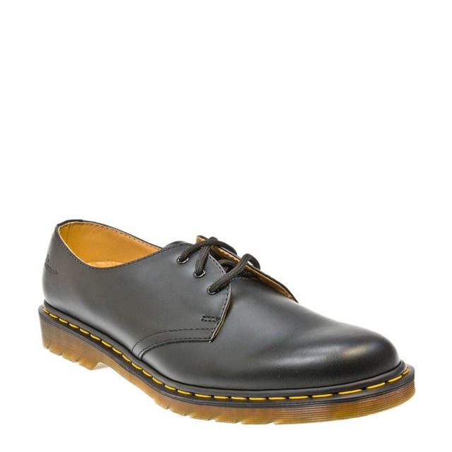 Diese Schuhe, in der beliebten klassischen Form von Dr. Martens, sind aus hochwertigem schwarzem Leder gefertigt und mit einem glänzenden Finish versehen, um einen eleganteren Look zu erzielen. Die Schnürung vorne sorgt für eine vollständig verstellbare Passform und hat eine dreifache Ösen-Schnürung.