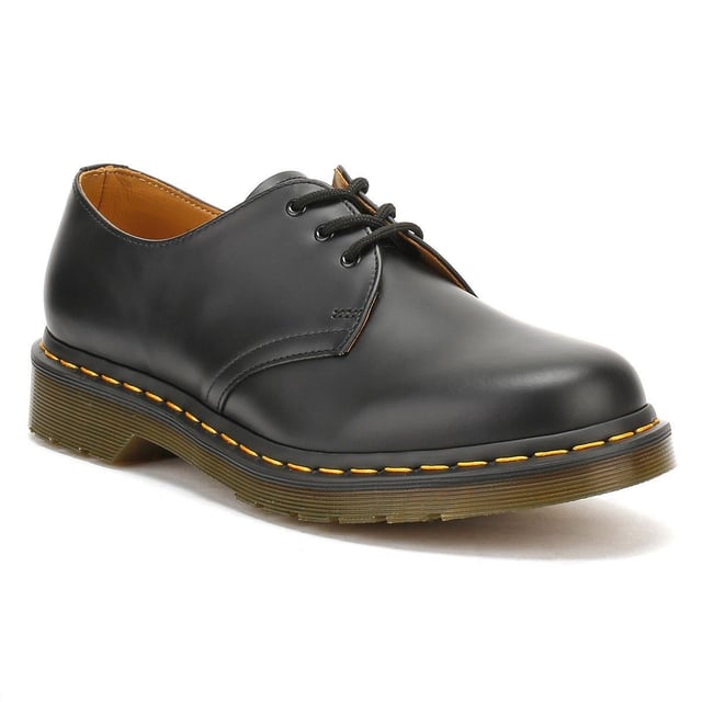 Diese Schuhe, in der beliebten klassischen Form von Dr. Martens, sind aus hochwertigem schwarzem Leder gefertigt und mit einem glänzenden Finish versehen, um einen eleganteren Look zu erzielen. Die Schnürung vorne sorgt für eine vollständig verstellbare Passform und hat eine dreifache Ösen-Schnürung.
