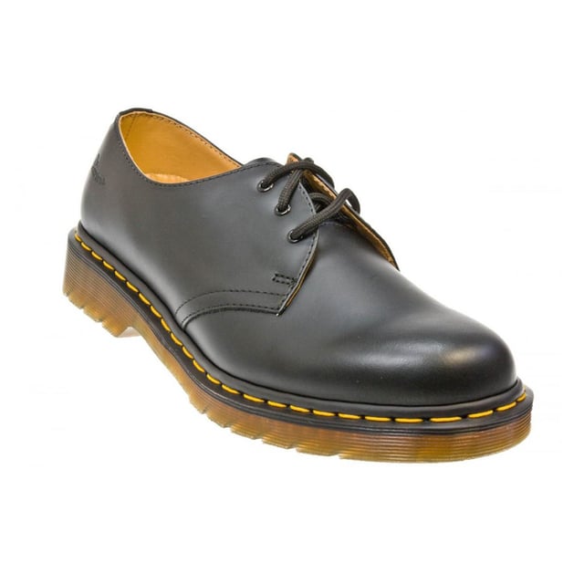 Diese Schuhe, in der beliebten klassischen Form von Dr. Martens, sind aus hochwertigem schwarzem Leder gefertigt und mit einem glänzenden Finish versehen, um einen eleganteren Look zu erzielen. Die Schnürung vorne sorgt für eine vollständig verstellbare Passform und hat eine dreifache Ösen-Schnürung.