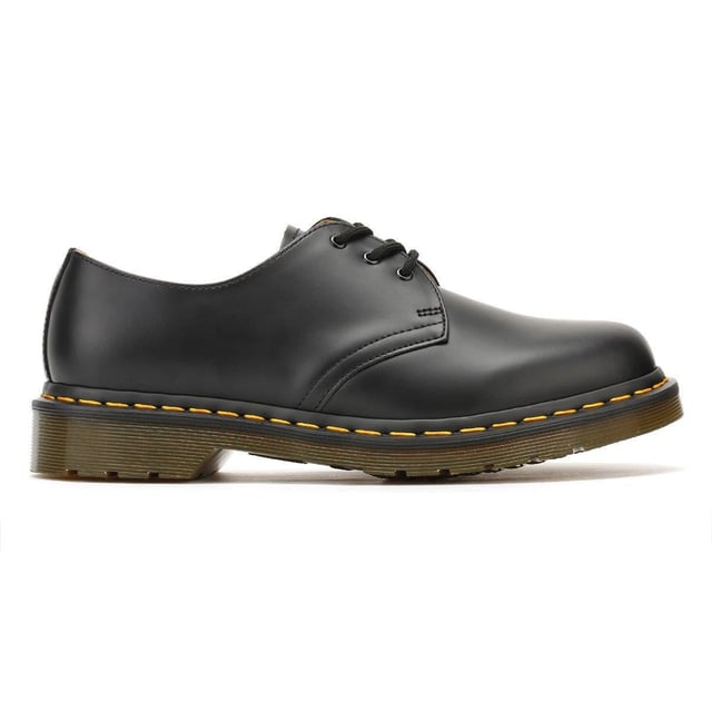 Diese Schuhe, in der beliebten klassischen Form von Dr. Martens, sind aus hochwertigem schwarzem Leder gefertigt und mit einem glänzenden Finish versehen, um einen eleganteren Look zu erzielen. Die Schnürung vorne sorgt für eine vollständig verstellbare Passform und hat eine dreifache Ösen-Schnürung.