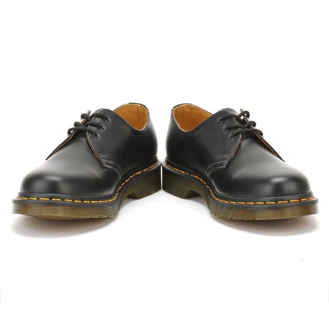 Diese Schuhe, in der beliebten klassischen Form von Dr. Martens, sind aus hochwertigem schwarzem Leder gefertigt und mit einem glänzenden Finish versehen, um einen eleganteren Look zu erzielen. Die Schnürung vorne sorgt für eine vollständig verstellbare Passform und hat eine dreifache Ösen-Schnürung.