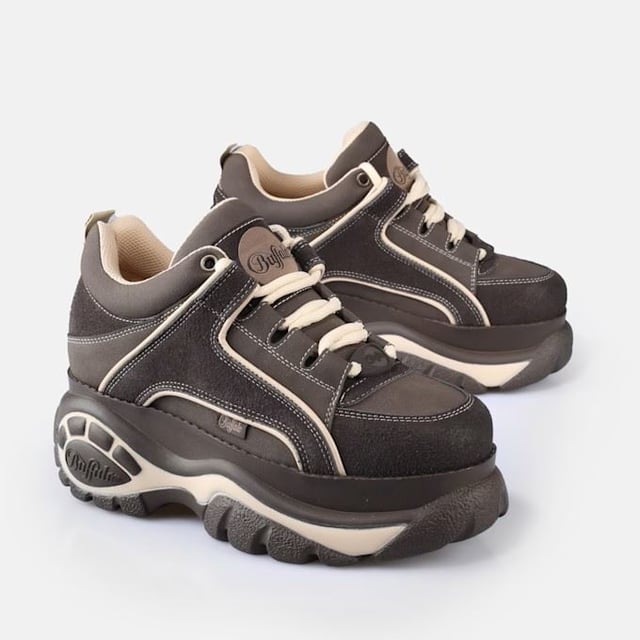 Der Classic Style von Buffalo London belebt Retro-Sneaker mit massiven Plateaus wieder. Zu den Merkmalen gehören hochwertige Materialien, tonale Seilschnürsenkel, gepolstertes Futter und eine leichte Sohle. Vollendet mit der charakteristischen Buffalo-Logoprägung.