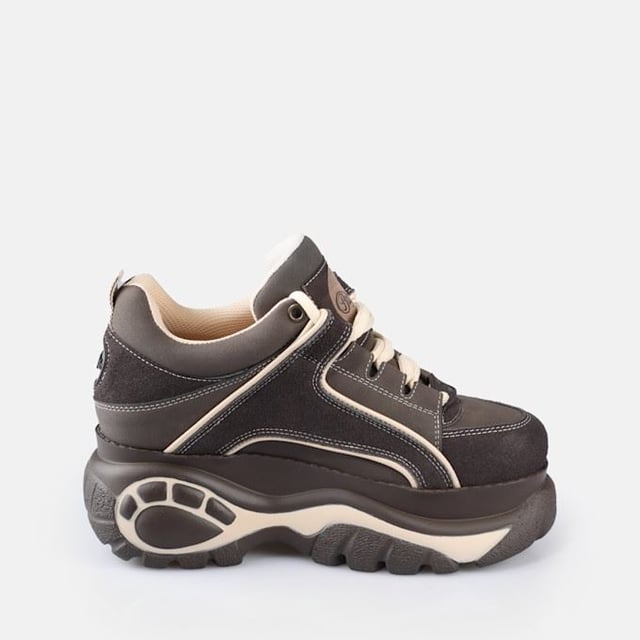 Der Classic Style von Buffalo London belebt Retro-Sneaker mit massiven Plateaus wieder. Zu den Merkmalen gehören hochwertige Materialien, tonale Seilschnürsenkel, gepolstertes Futter und eine leichte Sohle. Vollendet mit der charakteristischen Buffalo-Logoprägung.
