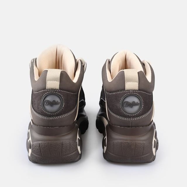 Der Classic Style von Buffalo London belebt Retro-Sneaker mit massiven Plateaus wieder. Zu den Merkmalen gehören hochwertige Materialien, tonale Seilschnürsenkel, gepolstertes Futter und eine leichte Sohle. Vollendet mit der charakteristischen Buffalo-Logoprägung.