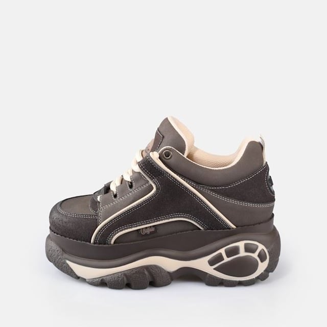 Der Classic Style von Buffalo London belebt Retro-Sneaker mit massiven Plateaus wieder. Zu den Merkmalen gehören hochwertige Materialien, tonale Seilschnürsenkel, gepolstertes Futter und eine leichte Sohle. Vollendet mit der charakteristischen Buffalo-Logoprägung.