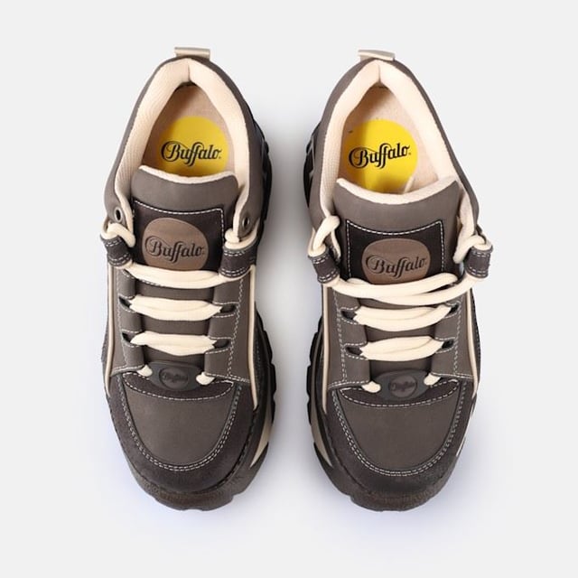 Der Classic Style von Buffalo London belebt Retro-Sneaker mit massiven Plateaus wieder. Zu den Merkmalen gehören hochwertige Materialien, tonale Seilschnürsenkel, gepolstertes Futter und eine leichte Sohle. Vollendet mit der charakteristischen Buffalo-Logoprägung.