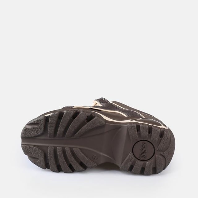 Der Classic Style von Buffalo London belebt Retro-Sneaker mit massiven Plateaus wieder. Zu den Merkmalen gehören hochwertige Materialien, tonale Seilschnürsenkel, gepolstertes Futter und eine leichte Sohle. Vollendet mit der charakteristischen Buffalo-Logoprägung.
