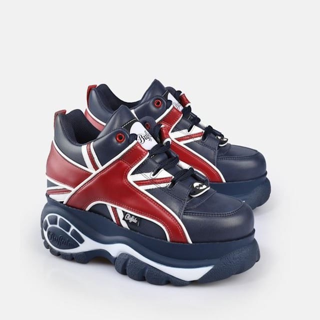 Der Classic Style von Buffalo London belebt Retro-Sneaker mit massiven Plateaus wieder. Zu den Merkmalen gehören hochwertige Materialien, tonale Seilschnürsenkel, gepolstertes Futter und eine leichte Sohle. Vollendet mit der charakteristischen Buffalo-Logoprägung.