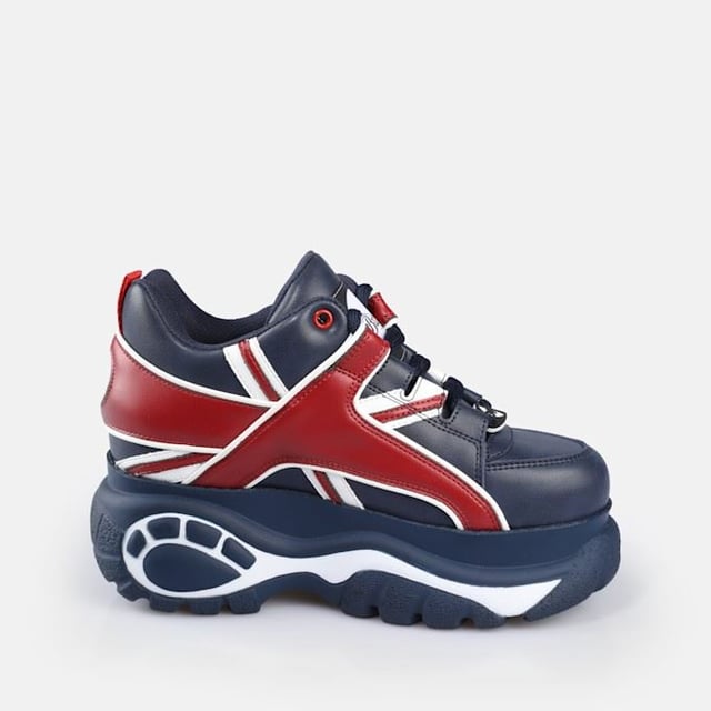 Der Classic Style von Buffalo London belebt Retro-Sneaker mit massiven Plateaus wieder. Zu den Merkmalen gehören hochwertige Materialien, tonale Seilschnürsenkel, gepolstertes Futter und eine leichte Sohle. Vollendet mit der charakteristischen Buffalo-Logoprägung.