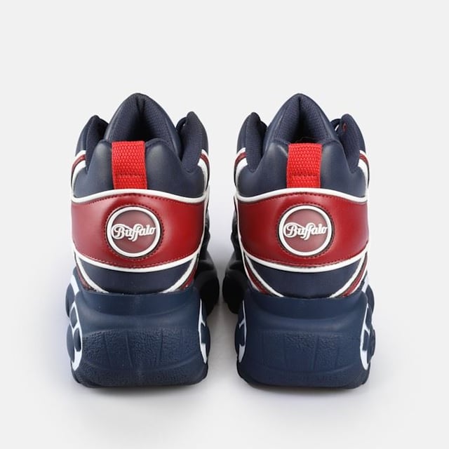 Der Classic Style von Buffalo London belebt Retro-Sneaker mit massiven Plateaus wieder. Zu den Merkmalen gehören hochwertige Materialien, tonale Seilschnürsenkel, gepolstertes Futter und eine leichte Sohle. Vollendet mit der charakteristischen Buffalo-Logoprägung.
