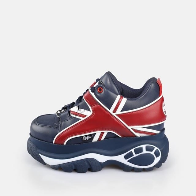Der Classic Style von Buffalo London belebt Retro-Sneaker mit massiven Plateaus wieder. Zu den Merkmalen gehören hochwertige Materialien, tonale Seilschnürsenkel, gepolstertes Futter und eine leichte Sohle. Vollendet mit der charakteristischen Buffalo-Logoprägung.