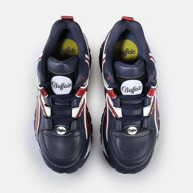Der Classic Style von Buffalo London belebt Retro-Sneaker mit massiven Plateaus wieder. Zu den Merkmalen gehören hochwertige Materialien, tonale Seilschnürsenkel, gepolstertes Futter und eine leichte Sohle. Vollendet mit der charakteristischen Buffalo-Logoprägung.